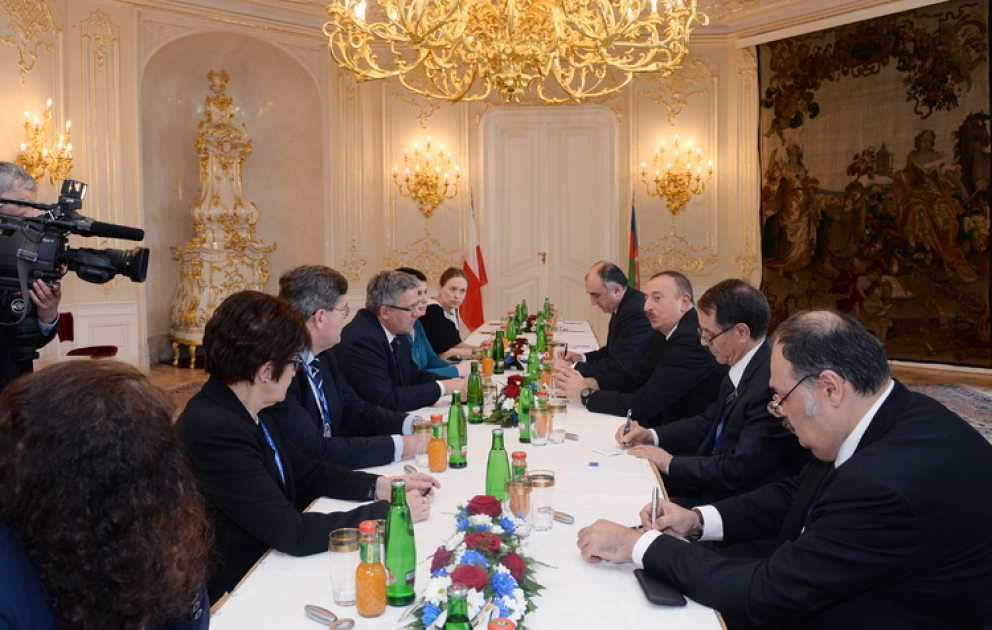 Präsident von Aserbaidschan Ilham Aliyev in Prag seinen polnischen Amtskollegen getroffen