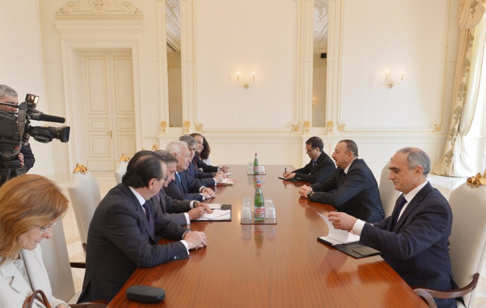 Präsident Ilham Aliyev eine Delegation um den Minister für Auswärtige Angelegenheiten und Zusammenarbeit des Königreichs Spanien empfangen