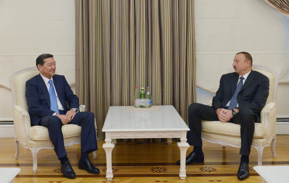 Präsident Ilham Aliyev den Minister für Verteidigung von Kasachatan empfangen