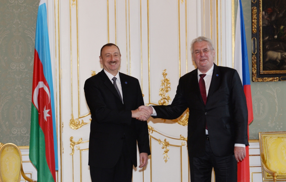 Aserbaidschans Präsident Ilham Aliyev sich mit Präsident Miloš Zeman getroffen