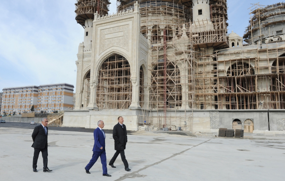 Präsident Ilham Aliyev den Verlauf der im Stadtbezirk Binagadi an einer Moschee durchführenden Bauarbeiten inspiziert