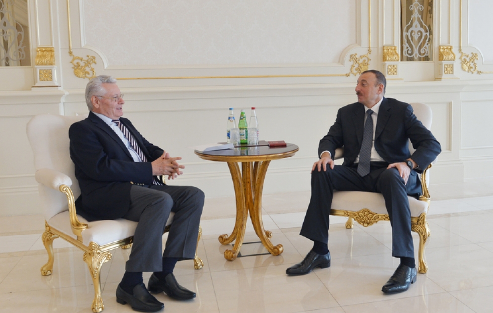 Präsident von Aserbaidschan Ilham Aliyev den ehemaligen Präsidenten von Moldawien Petru Lucinski empfangen