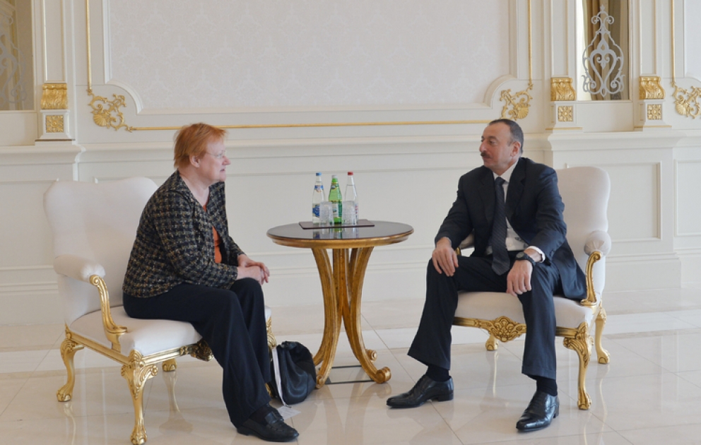 Aserbaidschans Präsident Ilham Aliyev die ehemalige Präsidentin von Finnland, Frau Tarja Halonen, empfangen