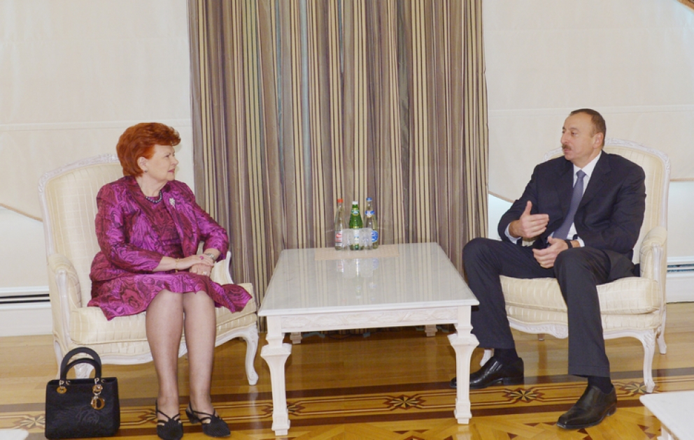 Aserbaidschans Prezident Ilham Aliyev die ehemalige Präsidentin von Lettland Vaira Vīķe-Freiberga empfangen