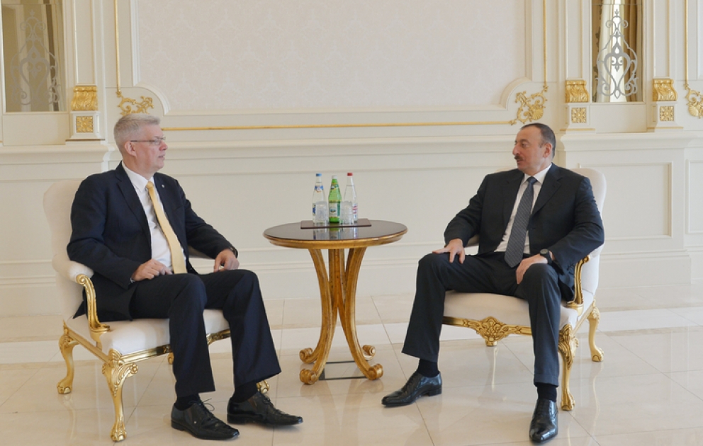 Präsident von Aserbaidschan Ilham Aliyev den ehemaligen Präsidenten von Lettland Valdis Zatlers empfangen