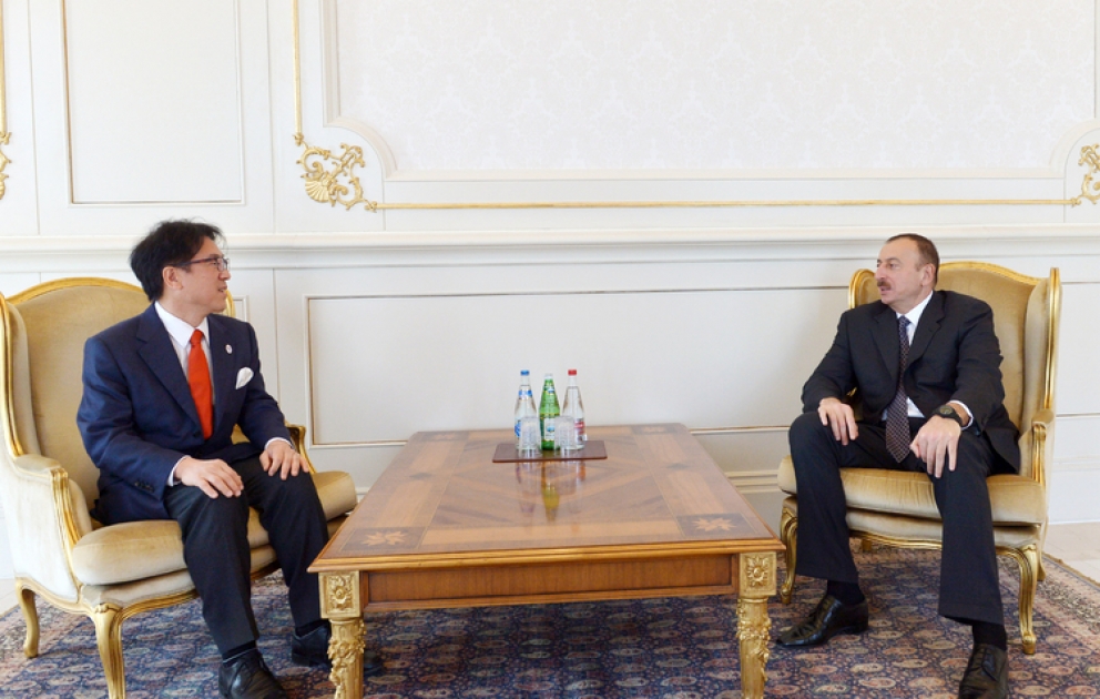 Aserbaidschans Prezident Ilham Aliyev den Chef der olympischen Agentur von Japan, den Sonderberater des Premierministers empfangen