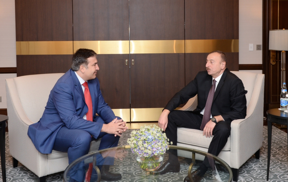 Aserbaidschans Präsident Ilham Aliyev den ehemaligen Präsidenten von Georgien Michael Sakaschwili empfangen