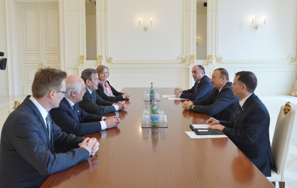 Le président azerbaïdjanais Ilham Aliyev a reçu l’ancien chancelier allemand Gerhard Schröder