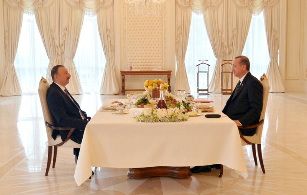 Le Président azerbaïdjanais a déjeuné avec le Premier ministre turc