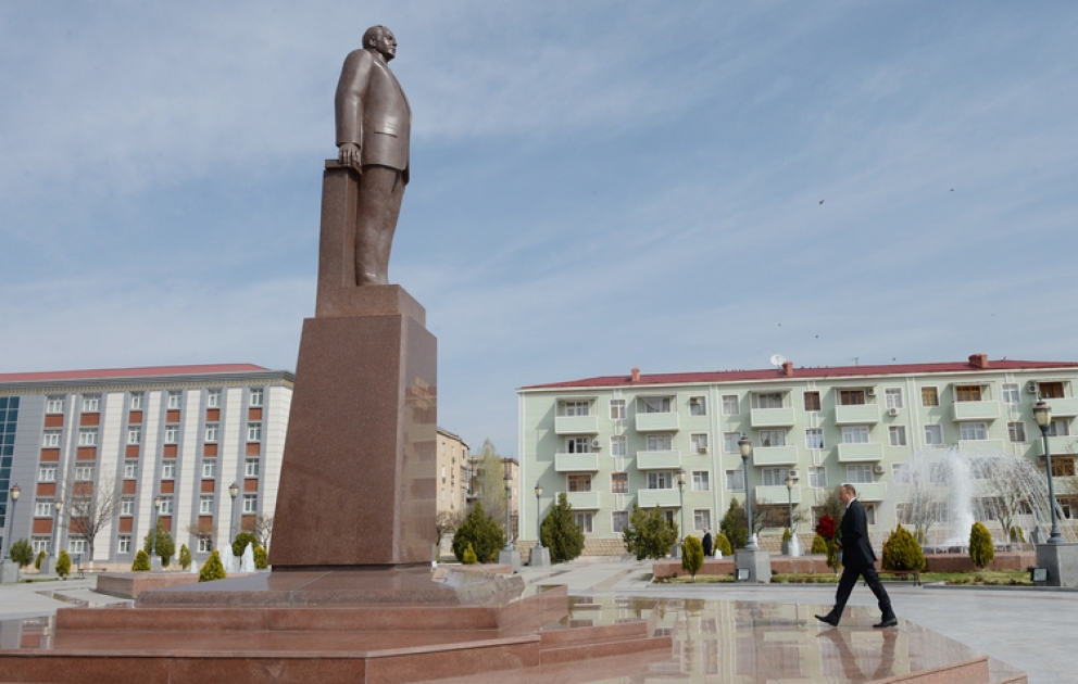 Visite du monument du leader national Heydar Aliyev