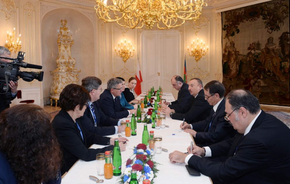 Entretien du président Ilham Aliyev avec le président polonais Bronislaw Komorowski à Prague