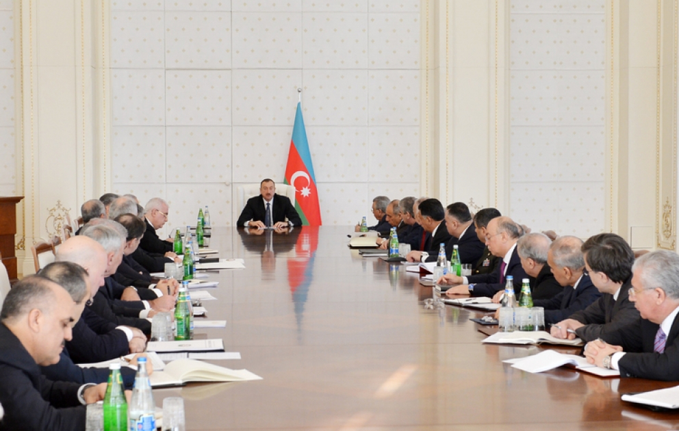 La réunion du Conseil des Ministres consacrée au bilan du développement socio-économique en 2013 et aux tâches à réaliser en 2014 s’est tenue sous la présidence de de M. Ilham Aliyev, président azerbaïdjanais