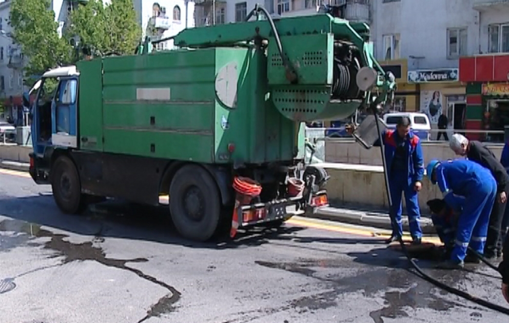Paytaxt küçələrinin birində yol çöküb