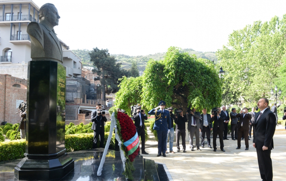 Azərbaycan Prezidenti Tbilisidə ümummilli lider Heydər Əliyevin abidəsini ziyarət etdi