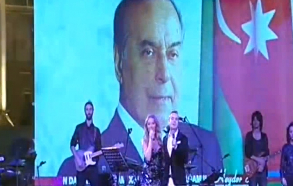 Türkiyənin məşhur müğənniləri Hadisə və Mustafa Ceceli  “Sən elə bir zirvəsən” mahnısını oxudular