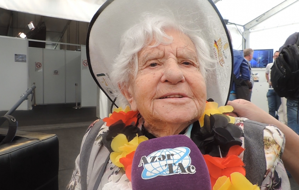 “Eurovision” mahnı müsabiqəsinin ən yaşlı fanatı Oma Ella yarışmanı canlı izləmək üçün Kopenhagen şəhərinə gəlib