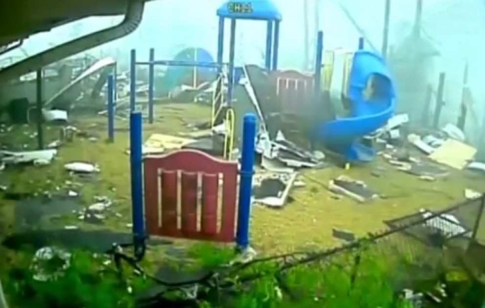 Tornadonun dağıdıcı gücünü kamera anbaan qeydə aldı