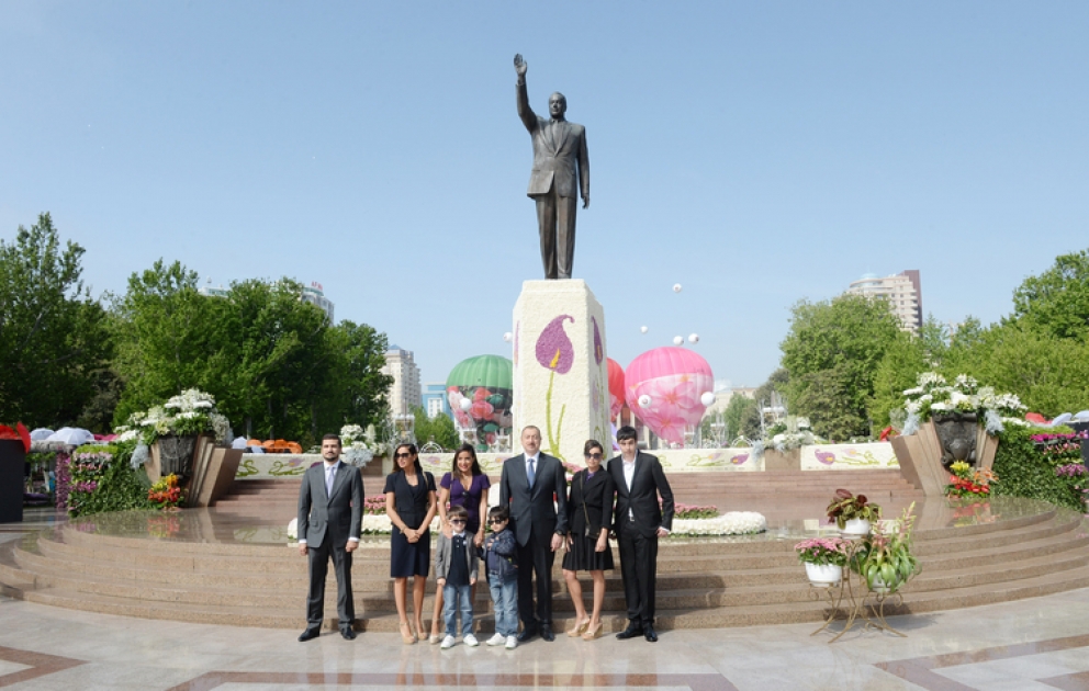 Prezident İlham Əliyev ümummilli lider Heydər Əliyevin anadan olmasının 91-ci ildönümü münasibətilə paytaxtda təşkil edilmiş Gül bayramında iştirak edib
