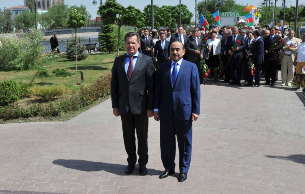 Azərbaycan nümayəndə heyəti Həştərxanda ulu öndər Heydər Əliyevin abidəsini ziyarət etdi