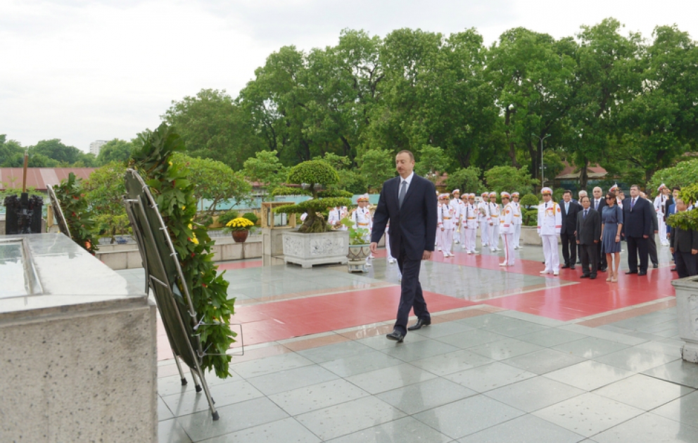 Milli Qəhrəman və Şəhid Monumentini ziyarət