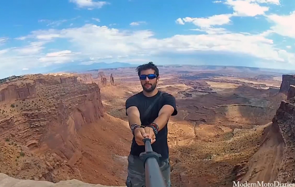YouTube-da 6 milyondan çox adamın izlədiyi bu selfi 1 GoPro kamerasi, 1 ştativ, 1 motosikletlə 36 ölkədə 3 ilə çəkilib