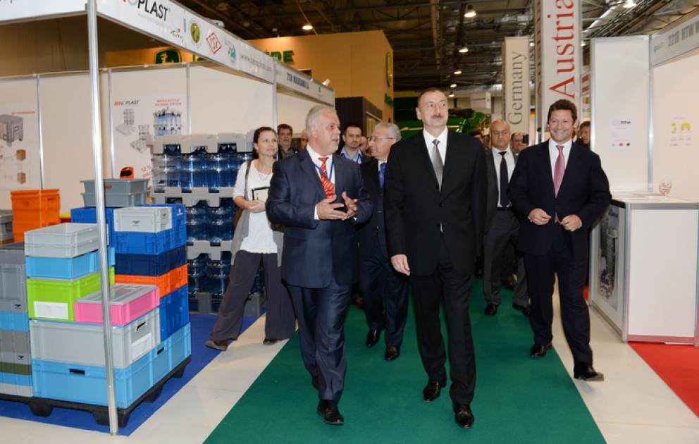 Prezident İlham Əliyev XX Azərbaycan Beynəlxalq qida sənayesi və VIII Azərbaycan Beynəlxalq kənd təsərrüfatı sərgiləri ilə tanış olub
