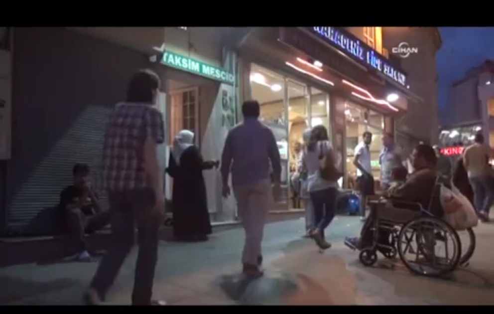 Əlil arabasında dilənən suriyalı polisi görüb gəzməyə başladı