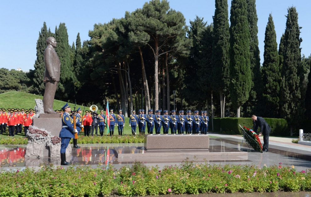 President Ilham Aliyev visited the grave of nationwide leader Heydar Aliyev in the Alley of Honor