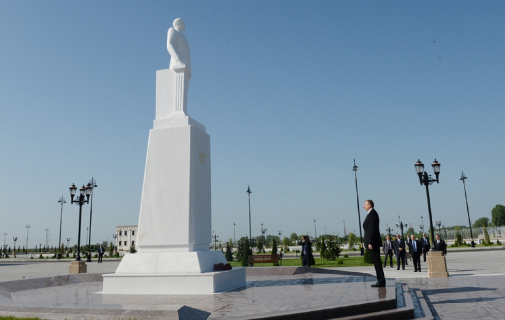 Präsident Ilham Aliyev zu einem Besuch im Rayon Agdasch angekommen