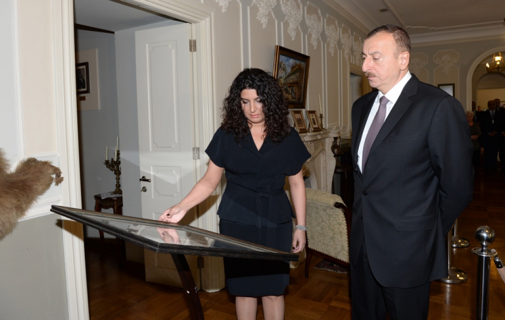 Aserbaidschans Präsident in Tbilissi sich mit Museum für aserbaidschanische Kultur namens Mirza Fatali Akhundzadeh vertraut gemacht