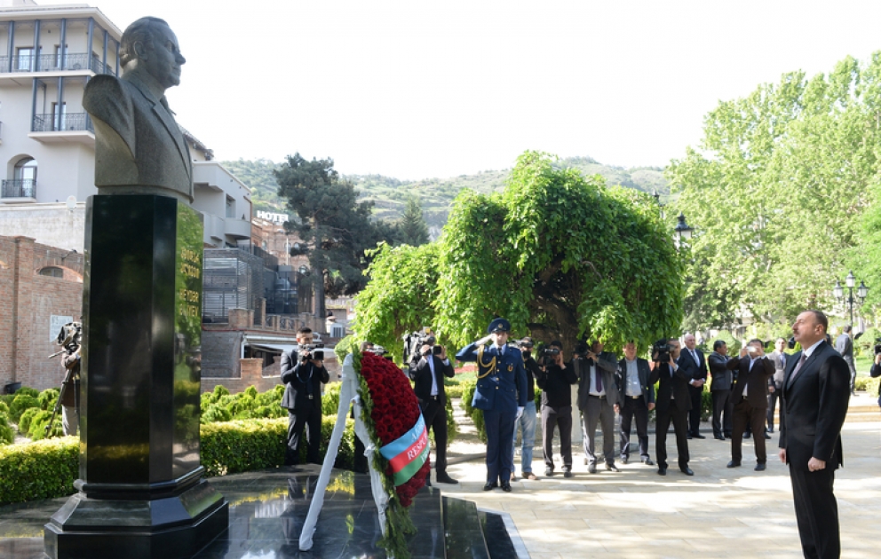 Präsident Ilham Aliyev in Tbilissi das Denkmal von Nationalleader besucht