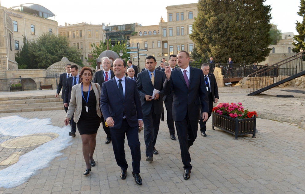 Präsidenten von Aserbaidschan und Frankreich in Baku unter Denkmalschutz stehendes Objekt Itscherischeher besucht