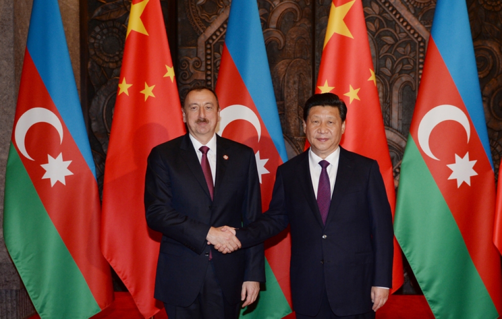 Aserbaidschans Präsident Ilham Aliyev hat sich mit dem Vorsitzenden der Volksrepublik China Xi Jinping getroffen