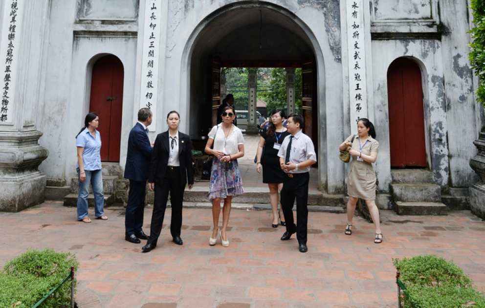 Mme Mehriban Aliyeva, première dame de l’Azerbaïdjan a visité le Temple de la Littérature à Hanoi