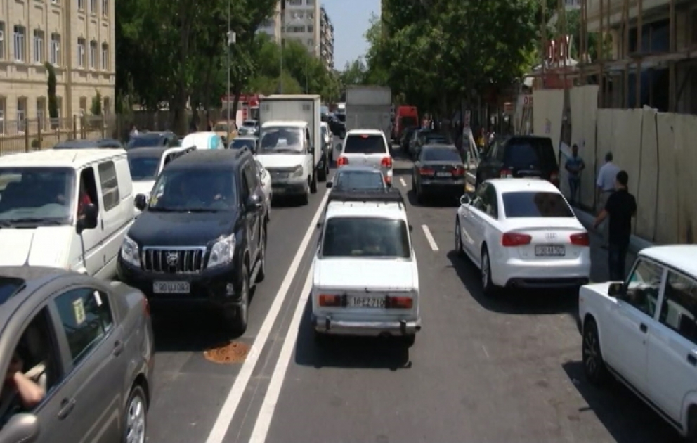"Azəryolservis": Bakıda avtomobillərin yolları zəbt etməsi dözülməz vəziyyət yaradıb