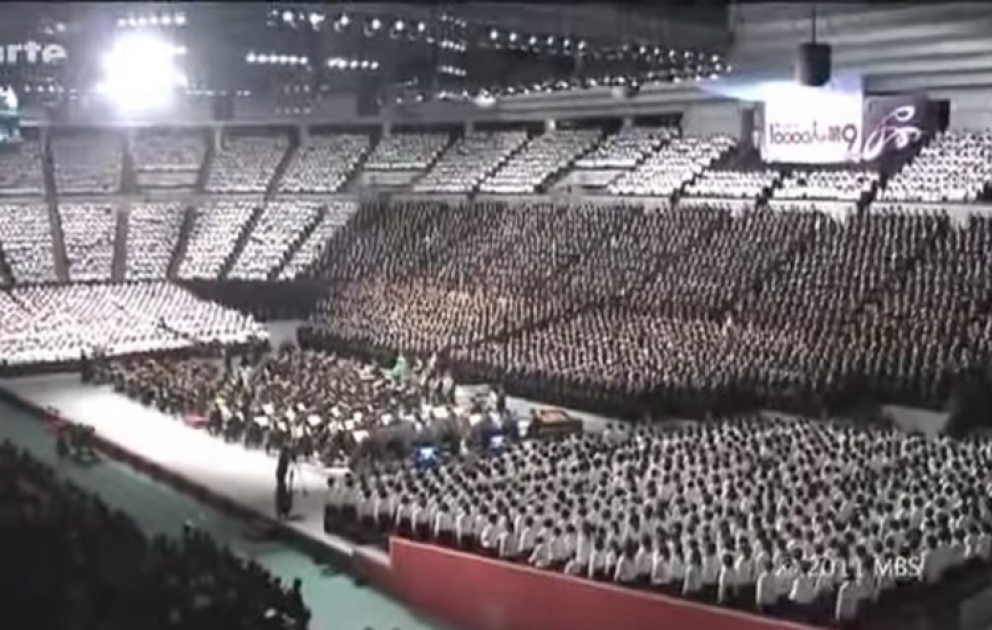 10000 nəfərlik musiqiçi heyyətini məharətlə idarə edən drijor