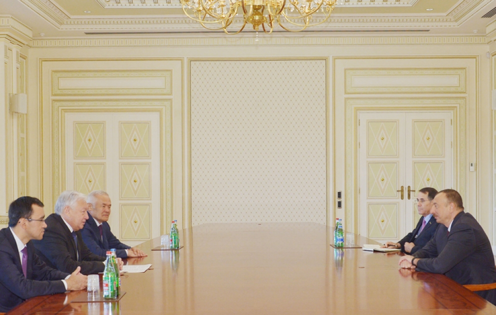 Präsident Ilham Aliyev hat eine Delegation um den Vorsitzenden der kasachischen Versammlung empfangen