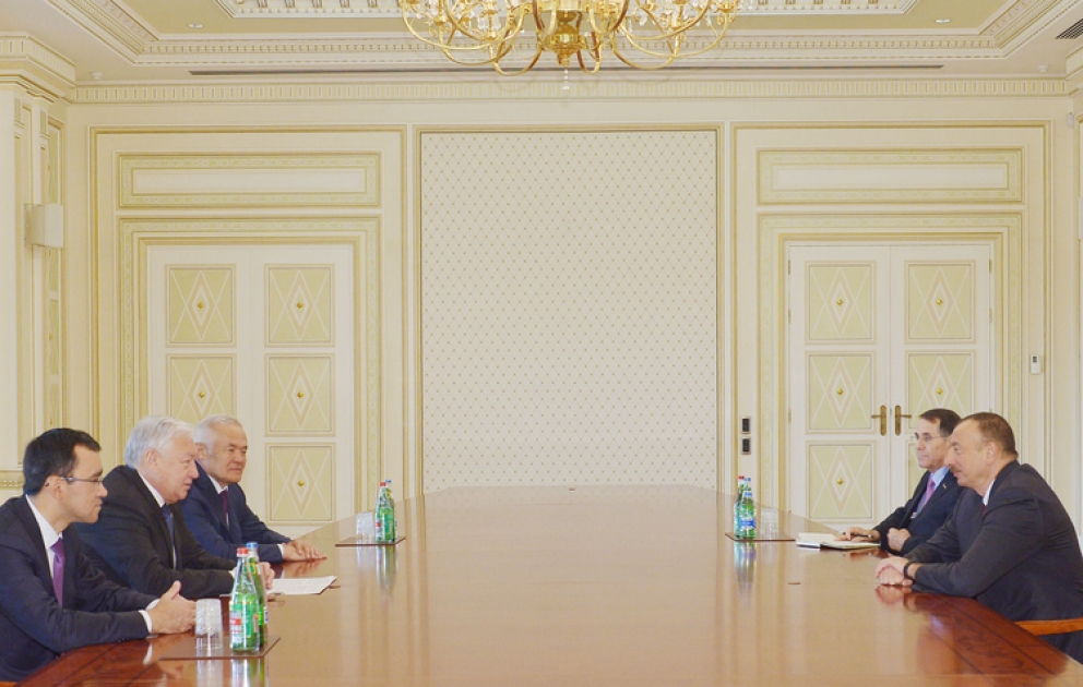 Le président azerbaïdjanais Ilham Aliyev a reçu la délégation dirigée par le président du parlement kazakh