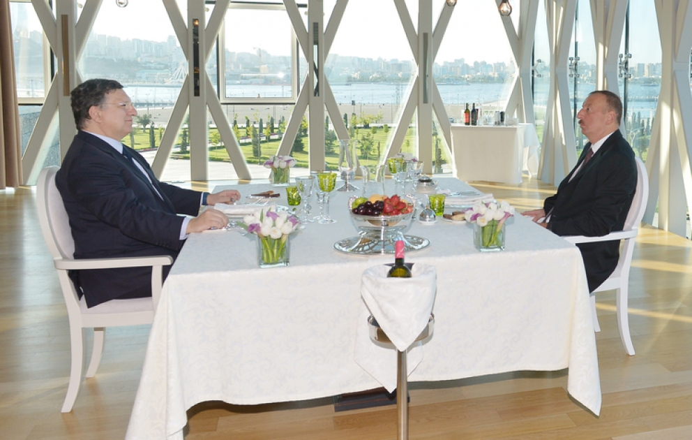 Le président azerbaïdjanais Ilham Aliyev et le président de la Commission européenne José Manuel Barroso ont dîné ensemble