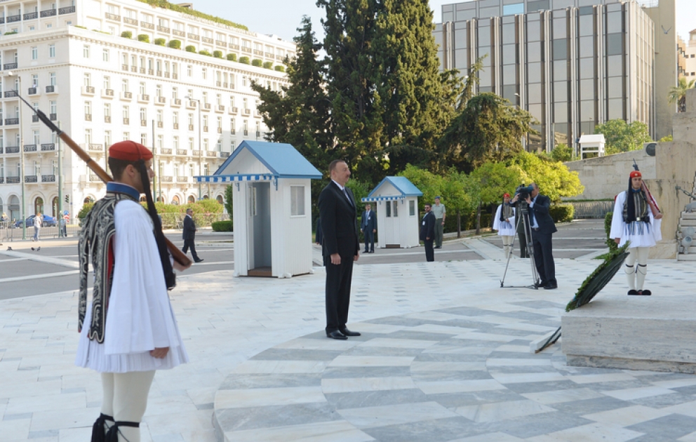 Aserbaidschans Präsident Ilham Aliyev hat das Grab des Unbekannten Soldaten in Athen besucht