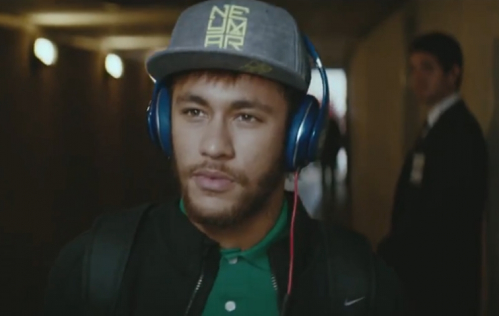 Məşhur futbolçu Neymar qulaqlıq reklamında çəkildi