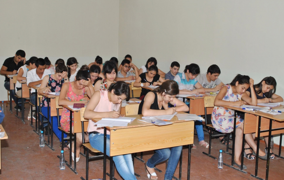 Kolleclərə sənəd vermiş əvvəlki illərin məzunu olan abituriyentlərin nəzərinə