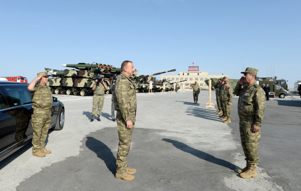 Le commandant suprême Ilham Aliyev, a suivi l’exercice militaire, effectué à l’occasion du 96e anniversaire de la création des Forces armées de la République d’Azerbaïdjan