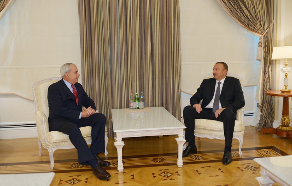 Präsident von Aserbaidschan Ilham Aliyev hat den NATO-Support Agency Manager empfangen