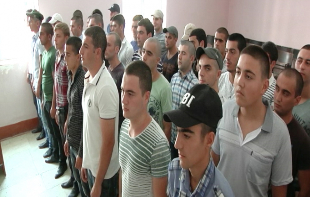 Qaradağ rayonundan olan gənclər hərbi xidmətə yola düşüb