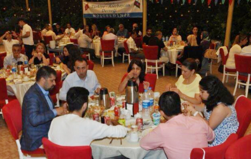 İstanbuldakı azərbaycanlılar iftar süfrəsində bir araya gəliblər