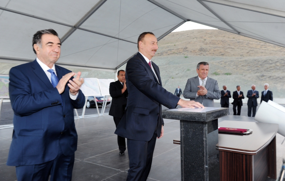 La première pierre d’un nouveau système d’irrigation du canal de Takhtakorpu-Djeyranbatan a été posée