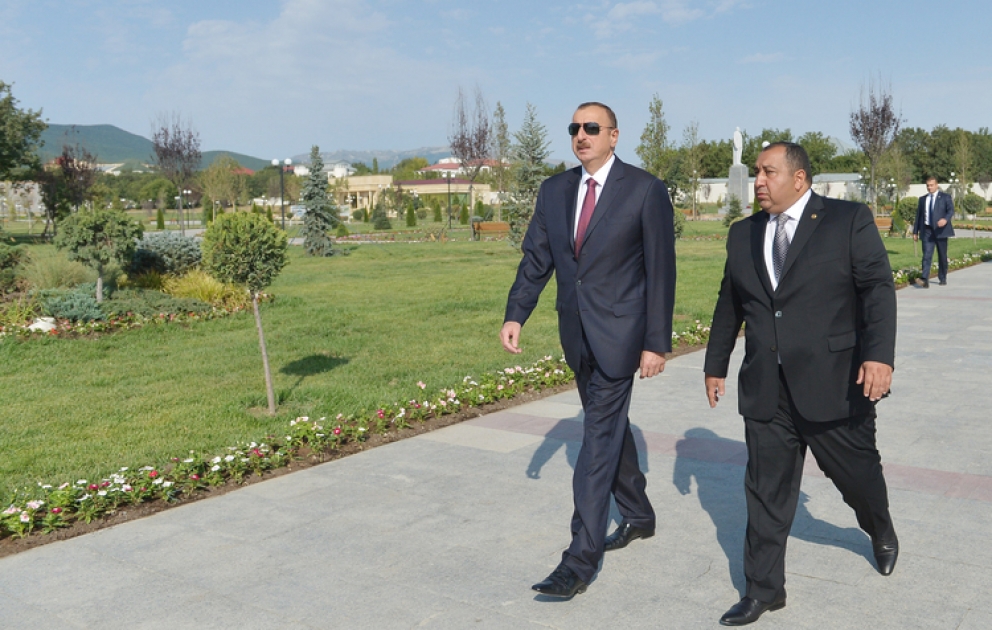 Aserbaidschans Präsident Ilham Aliyev hat im Rayon Khizi den Heydar Aliyev-Park besucht