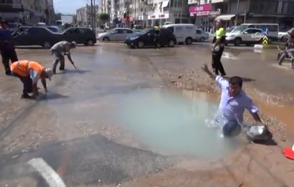 Antalyada gözdən əlilin su dolu çuxura düşmə anı