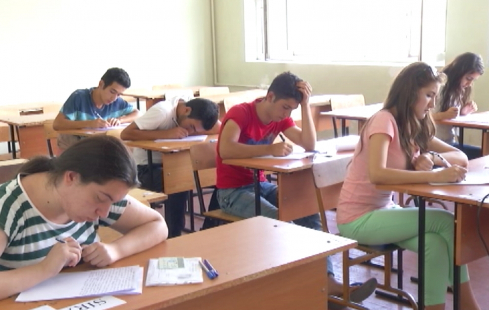 Jurnalist olmaq istəyən abituriyentlər qabiliyyət imtahanı verdilər